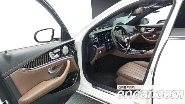 Mercedes-Benz E-Class 2022 — Photo 5/20