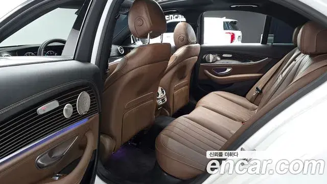 Mercedes-Benz E-Class 2022 — Photo 13/20
