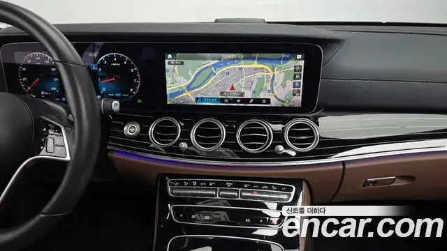 Mercedes-Benz E-Class 2022 — Photo 16/20