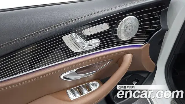 Mercedes-Benz E-Class 2022 — Photo 12/20