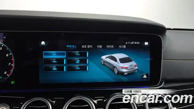 Mercedes-Benz E-Class 2022 — Photo 9/20
