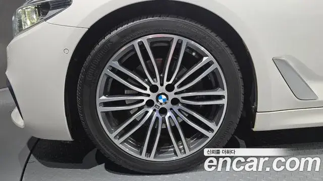 BMW 5 Series 2020 — Photo 18/33