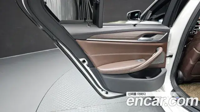 BMW 5 Series 2020 — Photo 14/33