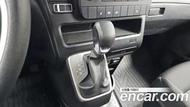 Hyundai Staria 2022 — ფოტო 18/31
