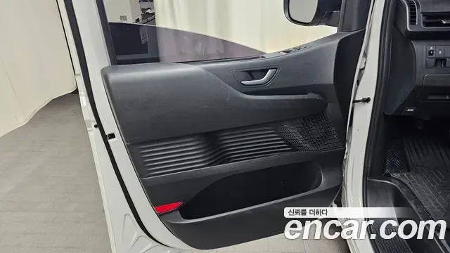Hyundai Staria 2022 — ფოტო 8/31