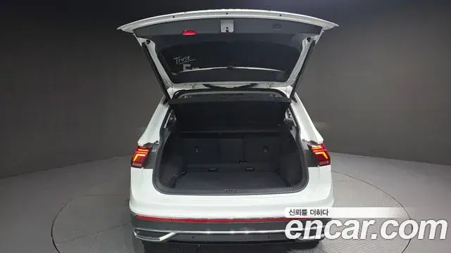 Volkswagen Tiguan 2023 — ფოტო 9/37