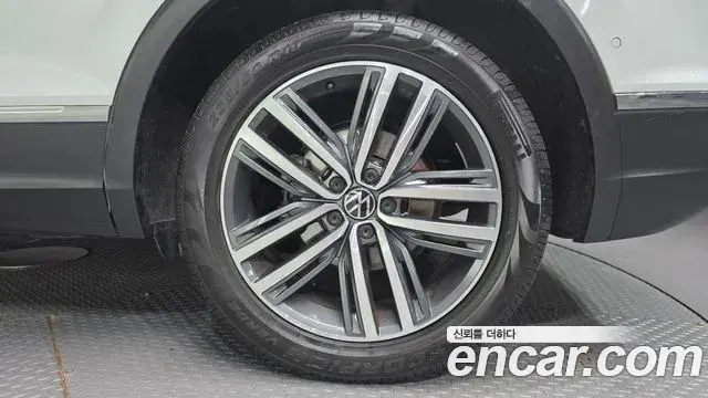 Volkswagen Tiguan 2023 — ფოტო 24/37