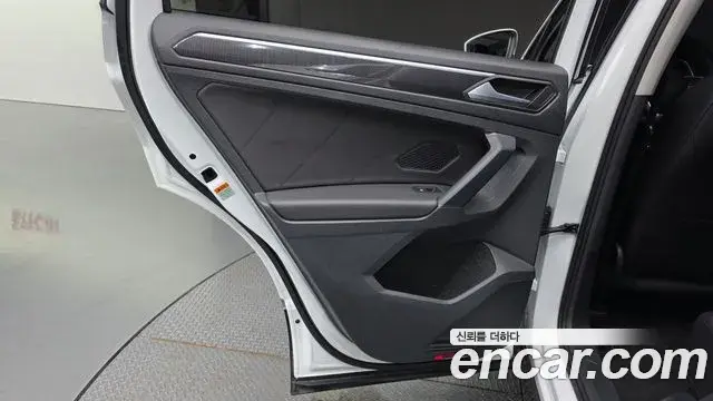 Volkswagen Tiguan 2023 — ფოტო 13/37
