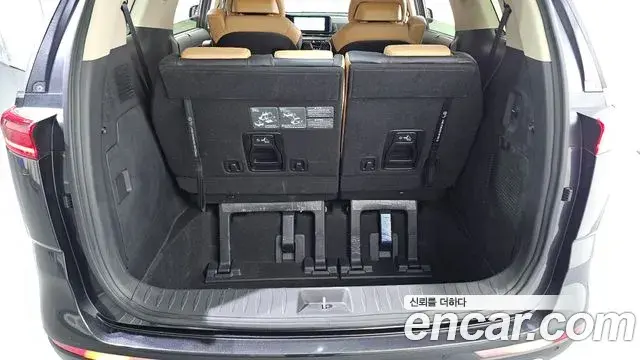 Kia Carnival 2023 — ფოტო 29/41