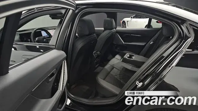 BMW 5 Series 2025 — ფოტო 13/34