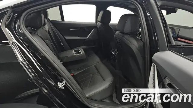BMW 5 Series 2025 — ფოტო 16/34