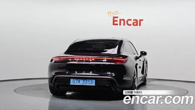 Porsche Taycan 2025 — ფოტო 23/31