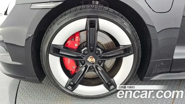 Porsche Taycan 2025 — ფოტო 8/31