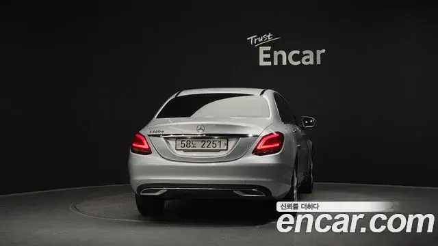 Mercedes-Benz C-Class 2019 — Şəkil 27/33