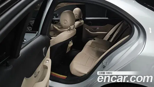 Mercedes-Benz C-Class 2019 — Şəkil 24/33