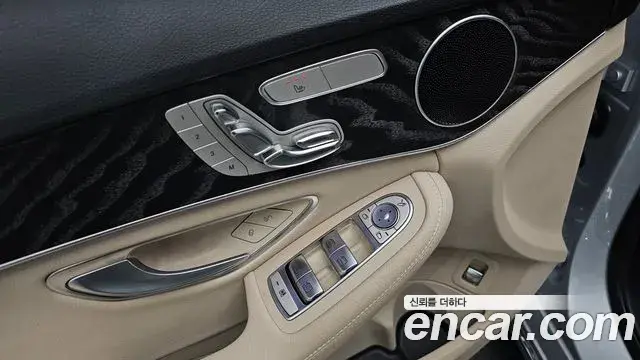 Mercedes-Benz C-Class 2019 — Şəkil 31/33