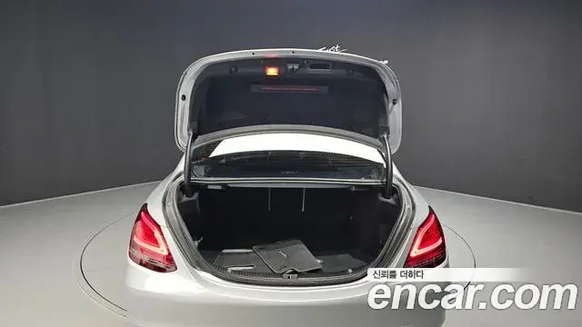 Mercedes-Benz C-Class 2019 — Şəkil 21/33