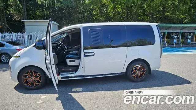 Hyundai Staria 2021 — Фото 3/20