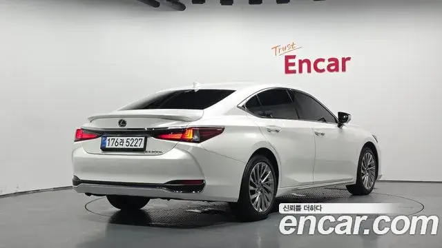 Lexus ES300h 2025 — Photo 17/30