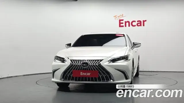 Lexus ES300h 2025 — Photo 8/30