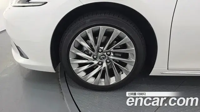 Lexus ES300h 2025 — Photo 28/30