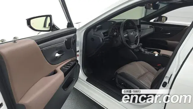 Lexus ES300h 2025 — Photo 15/30
