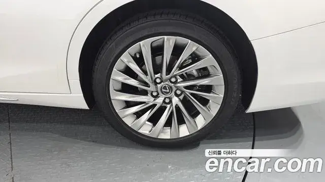 Lexus ES300h 2025 — Photo 14/30
