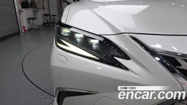 Lexus ES300h 2025 — Photo 25/30