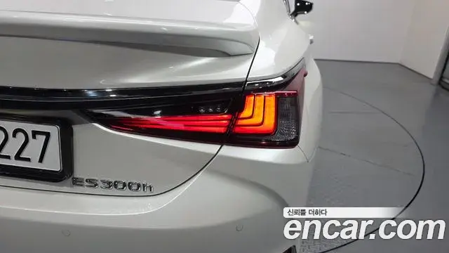 Lexus ES300h 2025 — Photo 24/30