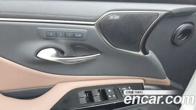 Lexus ES300h 2025 — Photo 23/30