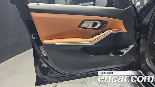 BMW 3 Series 2023 — ფოტო 32/34