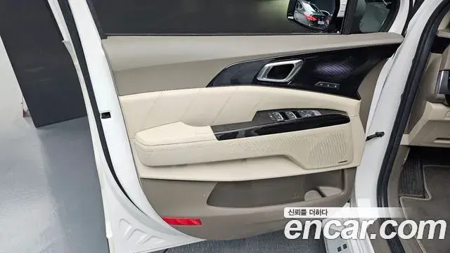 Kia Carnival 2021 — ფოტო 10/30