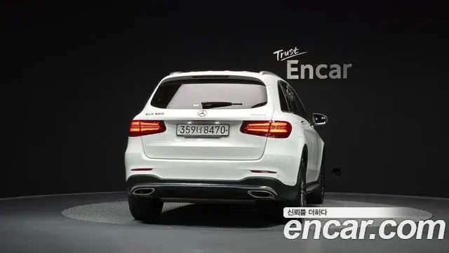 Mercedes-Benz GLC-Class 2019 — Şəkil 8/32