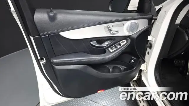 Mercedes-Benz GLC-Class 2019 — Şəkil 25/32