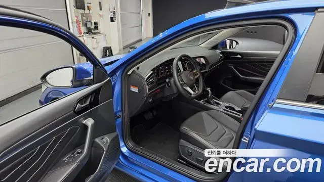 Volkswagen Jetta 2023 — ფოტო 8/34