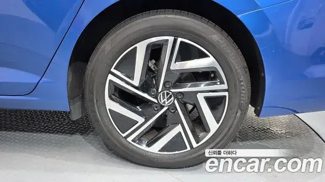 Volkswagen Jetta 2023 — ფოტო 18/34