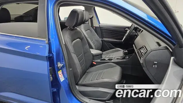 Volkswagen Jetta 2023 — ფოტო 29/34