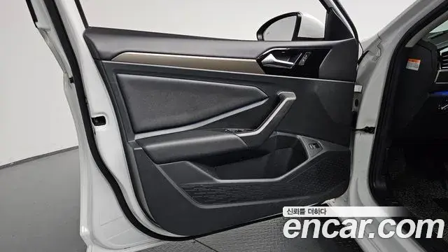 Volkswagen Jetta 2021 — ფოტო 18/34