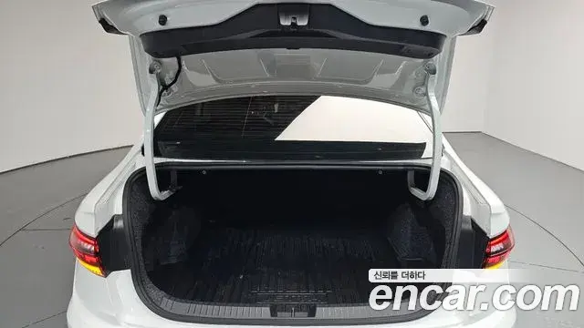 Volkswagen Jetta 2021 — ფოტო 14/34