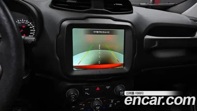 Jeep Renegade 2019 — ფოტო 13/32