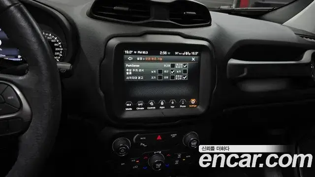 Jeep Renegade 2019 — ფოტო 31/32