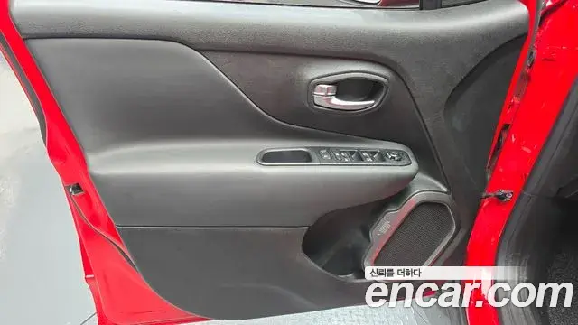 Jeep Renegade 2019 — ფოტო 17/32