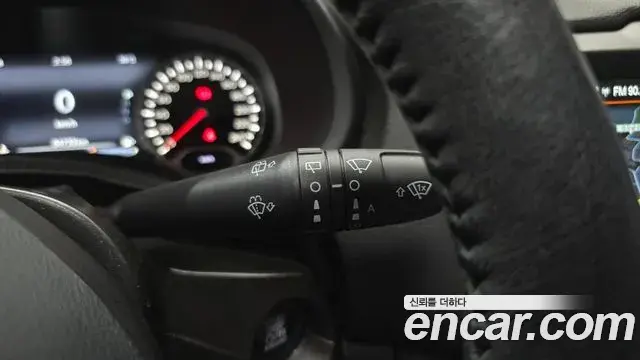 Jeep Renegade 2019 — ფოტო 19/32