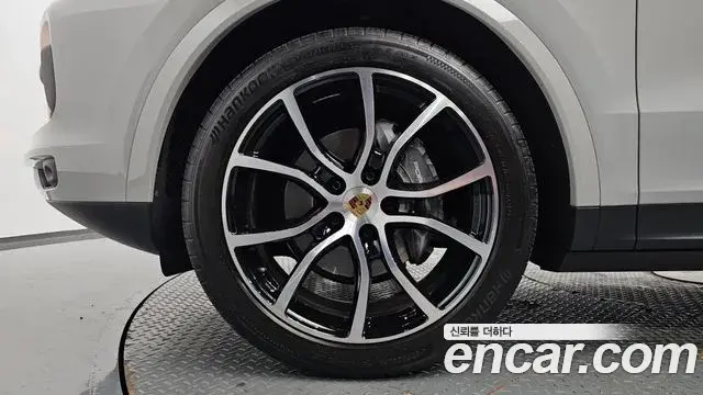 Porsche Cayenne 2023 — Photo 24/39