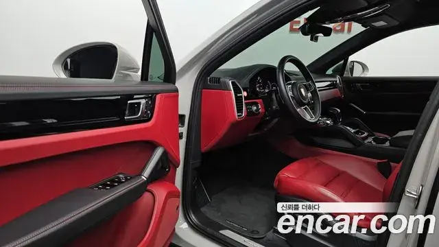 Porsche Cayenne 2023 — Photo 17/39