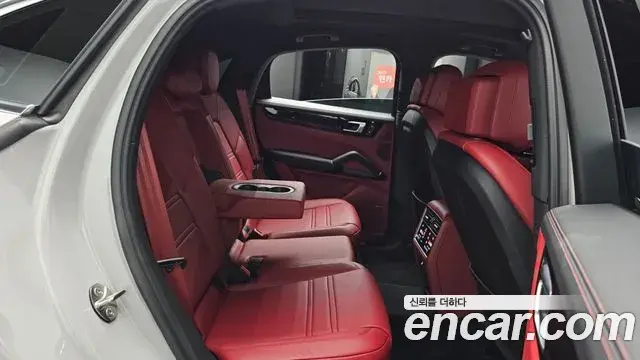 Porsche Cayenne 2023 — Photo 18/39