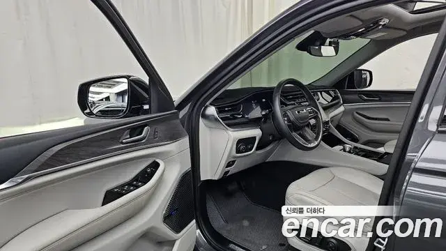 Jeep Grand Cherokee 2022 — ფოტო 25/33