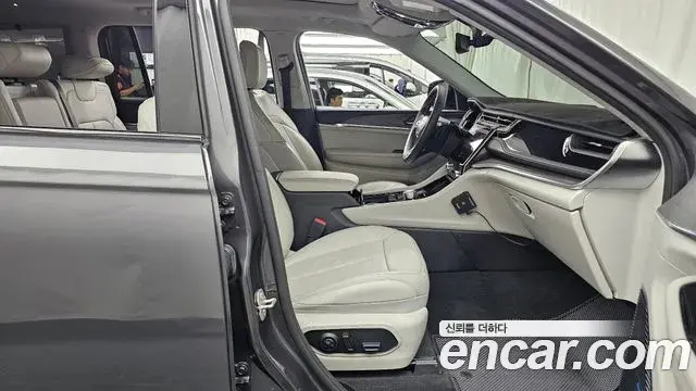 Jeep Grand Cherokee 2022 — ფოტო 20/33