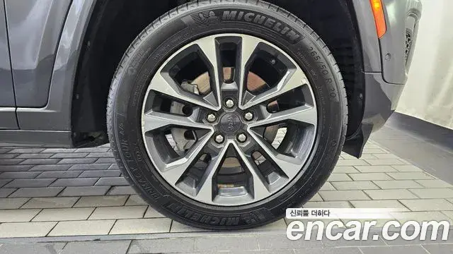 Jeep Grand Cherokee 2022 — ფოტო 26/33