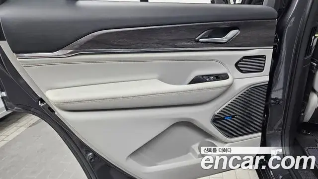 Jeep Grand Cherokee 2022 — ფოტო 13/33